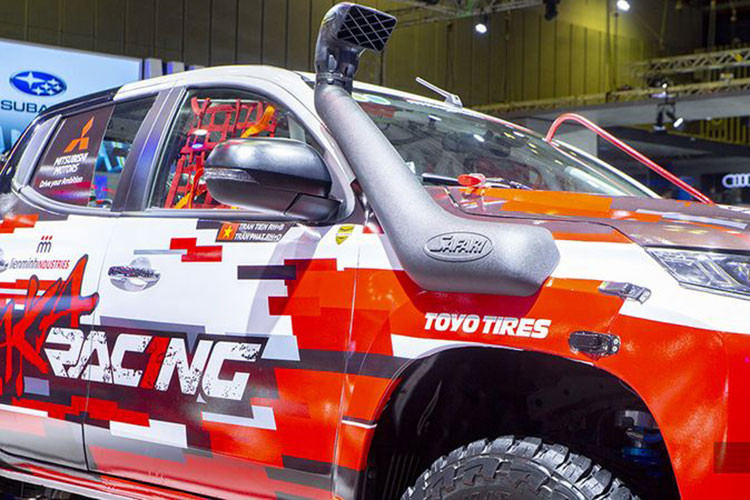 Không chỉ khoác lên mình diện mạo uy mãnh với ngôn ngữ thiết kế Dynamic Shield, AKA Triton Race Car còn sở hữu khả năng vận hành mạnh mẽ nhờ khối động cơ MIVEC DIESEL 2.4L. Hệ truyền động 2 cầu Super Select 4WD-II của Mitsubishi Motors, được trang bị vi sai trung tâm duy nhất trong phân khúc.