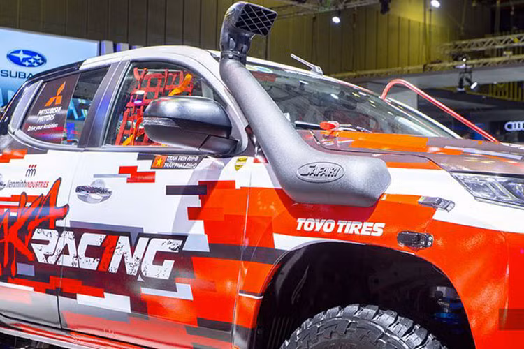 Không chỉ khoác lên mình diện mạo uy mãnh với ngôn ngữ thiết kế Dynamic Shield, AKA Triton Race Car còn sở hữu khả năng vận hành mạnh mẽ nhờ khối động cơ MIVEC DIESEL 2.4L. Hệ truyền động 2 cầu Super Select 4WD-II của Mitsubishi Motors, được trang bị vi sai trung tâm duy nhất trong phân khúc.