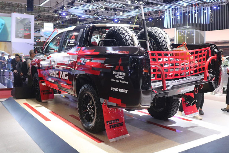 Cùng với 4 chế độ gài cầu 2H (1 cầu), 4H (2 cầu nhanh), 4HLc (2 cầu nhanh với khóa vi sai trung tâm) hay 4LLc (2 cầu chậm, khóa vi sai trung tâm), đi kèm với 4 chế độ chạy địa hình, AKA Triton Race Car đã thể hiện được sức mạnh qua 12 lần vô địch đường đua Dakar Rally khắc nghiệt. Tinh thần vượt qua thử thách và các danh hiệu có được tại giải đua Dakar Rally là minh chứng rõ ràng nhất cho sức mạnh, sự bền bỉ và bất chấp mọi địa hình của Mitsubishi Triton.