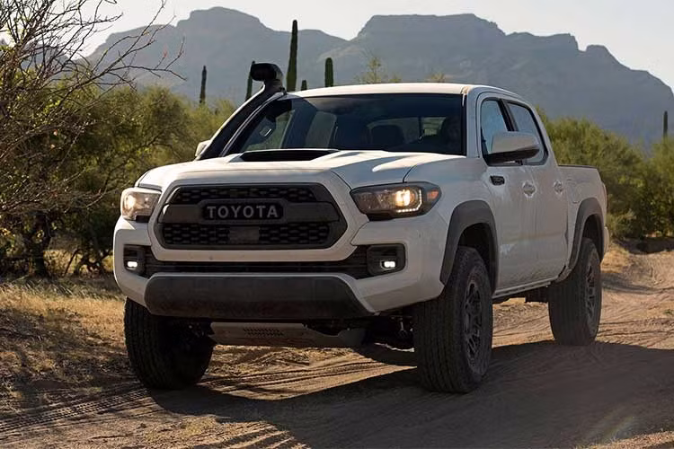 Trên phiên bản mới này, xe sở hữu nhiều nâng cấp cả về kiểu dáng lẫn khả năng vận hành cho khả năng off-road vượt trội hơn. Sẽ có ba màu sơn ngoại thất cho 03 phiên bản hiệu năng cao này gồm: Trắng (Super White), Đen (Midnight Black Metallic) và Xanh Dương TRD (Voodoo Blue).