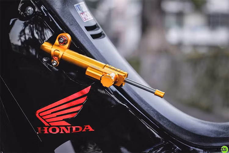 Ốp nhựa bên trái của thân xe đã được khoét lỗ khéo léo trợ lực sườn Hyperpro giúp cho chiếc xe số phổ thông này chạy ổn định ở tốc độ cao.