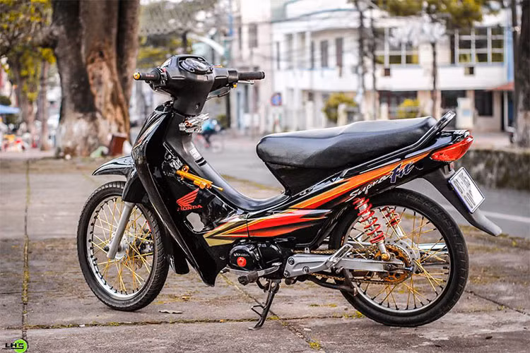 Như vậy, tổng giá trị của các món đồ chơi trên chiếc xe Wave độ kiểng này có thể dễ dàng lên tới hàng chục triệu đồng, đắt hơn cả khi mua một chiếc xe Honda Wave mới hiện nay. Mặc dù chỉ với phong cách đơn giản, nhưng đây được xem là bản độ khá độc và đẹp tại Gia Lai.