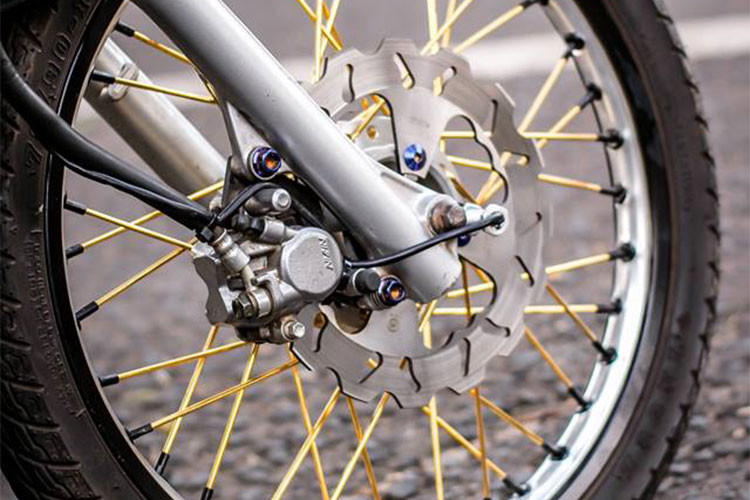 Dàn chân mỏng manh đầy gợi cảm với niềng nhôm Banzai siêu cứng , bên cạnh đó là sự kết hợp mang thẩm mỹ cao với căm vàng chân đen . Hệ thống phanh có sự thay đổi với đĩa Galfer được cố định bằng ốc Titan