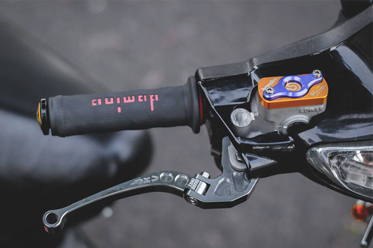 Về tổng thể chiếc xe máy Honda Wave 110 này trở nên sang trọng &amp; tinh tế trong bộ cánh được sơn lại với tông màu Jet Black. Bên cạnh đó là những món đồ chơi kiểng tạo sự cứng cáp &amp; giá trị hơn. Phần đầu xe với tay thắng CRG chống gãy, nắp nhớt CNC, bao tay Domino,...