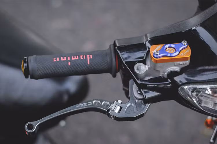 Về tổng thể chiếc xe máy Honda Wave 110 này trở nên sang trọng &amp; tinh tế trong bộ cánh được sơn lại với tông màu Jet Black. Bên cạnh đó là những món đồ chơi kiểng tạo sự cứng cáp &amp; giá trị hơn. Phần đầu xe với tay thắng CRG chống gãy, nắp nhớt CNC, bao tay Domino,...