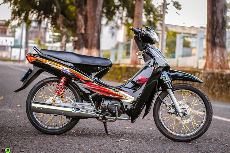 Với độ phổ biến cao và giá thành rẻ, Honda Wave 110 cũ là một trong những dòng xe thường được độ nhiều nhất ở các nước Đông Nam Á. Tại Việt Nam, chiếc xe cũng được khá nhiều người chơi lựa chọn để dựng nên các bản độ theo đủ phong cách khác nhau, từ kiểng tới "xe đấu".