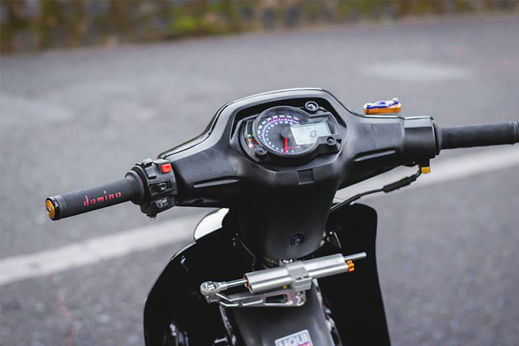 Cùm công tắc bên trái của xe dược giữ nguyên, tuy nhiên cụm đồng hồ cơ nguyên bản của xe đã được loại bỏ - thay vào đó là đồng hồ RX2N với nền LCD hiển thị nhiều chức năng như báo giờ, đo bình...