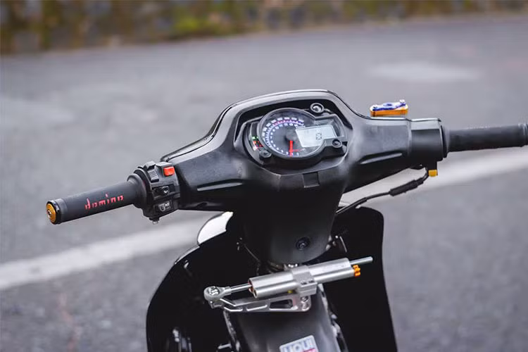 Cùm công tắc bên trái của xe dược giữ nguyên, tuy nhiên cụm đồng hồ cơ nguyên bản của xe đã được loại bỏ - thay vào đó là đồng hồ RX2N với nền LCD hiển thị nhiều chức năng như báo giờ, đo bình...