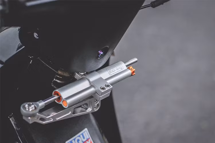 Dàn áo của chiếc xe đã được chủ nhân lựa chọn theo mẫu của Wave Thái đời đầu, đi kèm với tem của chiếc Supra Fit - phiên bản khác của Wave được bán ở Indonesia. Trợ lực cổ Ohlins cũng được trang bị giúp cho chiếc xe an toàn hơn khi vào cua cũng như đa dạng cung đường.