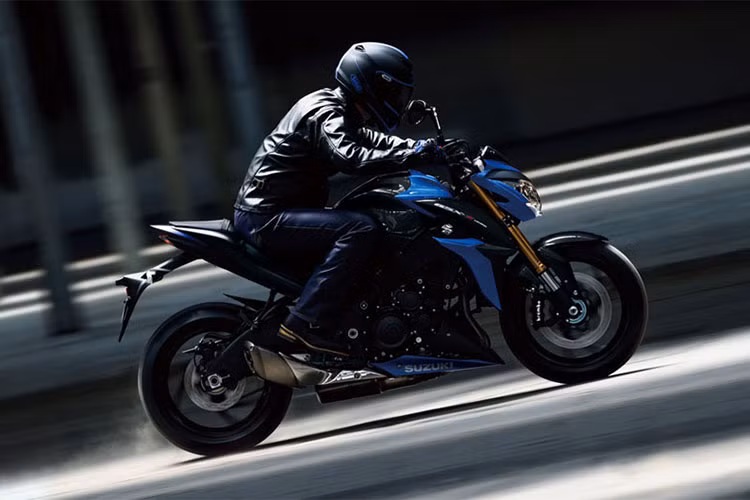 Tại thị trường Châu Âu, phiên bản đặc biệt Suzuki GSX-S1000 Team Suzuki sẽ được bán với giá 13.599 EUR (tương đương 359 triệu đồng), chỉ đắt hơn phiên bản tiêu chuẩn 900 EUR (tương đương 2,4 triệu). Trong khi đó phiên bản Evo có giá 13.799 EUR (tương đương 364 triệu đồng).