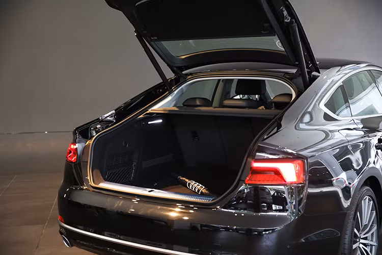 Thể tích khoang hành lý của xe là 480 lít - lớn nhất trong phân khúc, đi kèm với đó đèn khoang hành lý, hỗ trợ cảnh báo chống trộm...