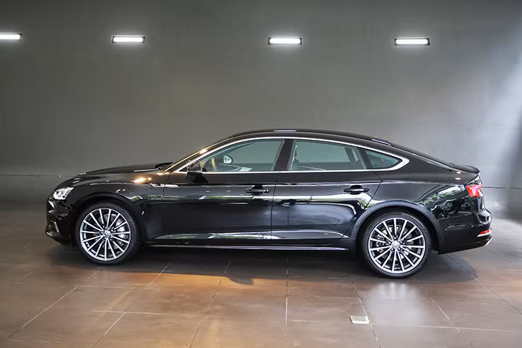 Trên mẫu xe Audi A5 phiên bản APEC 2017 về đến Việt Nam lần này, mẫu xe hạng sang mới nhà Audi không những thừa hưởng những cải tiến mới hơn so với phiên bản trước và còn có nhiều điểm khác biệt mà chỉ những chiếc xe phục vụ hội nghị APEC lần này mới có.