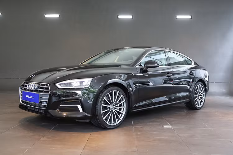 Theo đại diện Audi tại Việt Nam cho biết, dự kiến hãng sẽ cho ra mắt chính thức Audi A5 phiên bản mới trong tháng 5/2017 này. Tại thị trường quê nhà Đức, Audi bắt đầu bán ra A5 Sportback từ cuối năm ngoái với giá khoảng 37.800 Euro (tương đương 950 triệu đồng) và lên tới 62.500 Euro (khoảng 1,56 tỷ đồng) cho bản cao nhất.