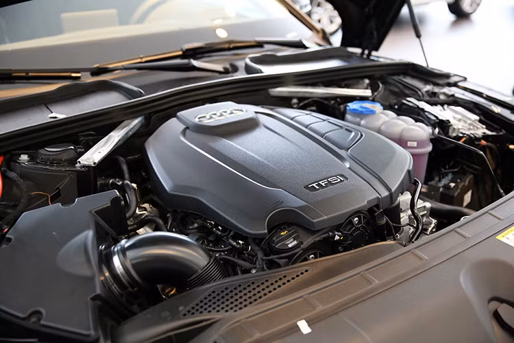 Tuy nhiên các phiên bản giới hạn về Việt Nam phục vụ cho hội nghị cấp cao APEC 2017 sẽ được trang bị động cơ 2.0 TFSI và hệ dẫn động quattro được cải tiến trên Audi A5 mới. Động có này sẽ có công suất mạnh mẽ hơn và hiệu quả hơn hẳn so với phiên bản từng ra mắt trước đây.