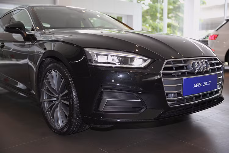 So với "đàn em" A4 từng xuất hiện tại Việt Nam, phần đầu của A5 Sportback đã được Audi thiết kế lại hoàn toàn. Phần trung tâm vẫn tiếp tục là lưới tản nhiệt lục giác rộng ngang, tuy nhiên các đèn pha và khe hút gió trên cản trước của A5 mới đều lớn hơn hẳn A4. Ngoài ra, nắp ca-pô của chiếc xe cũng được dập những đường gân nổi mới, đậm nét hơn.