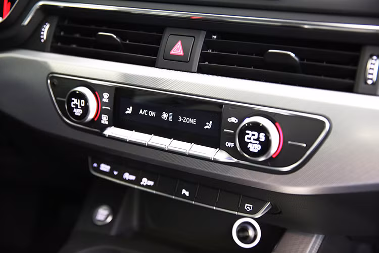 Xe sở hữu vô lăng 3 chấu thể thao bọc da màu đen với đa dạng các nút bấm tiện ích. Ngoài ra phiên bản giới hạn phục vụ APEC 2017 tại Việt Nam còn được trang bị hệ thống tự rửa đèn, rèm che nắng cho cửa sổ hàng ghế sau, nội thất ốp gỗ nâu, hệ thống định vị, âm thanh Bang &amp; Olufsen...