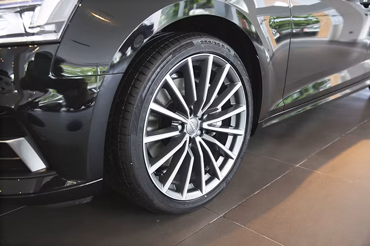 Về ngoại thất, mẫu A5 Sportback mới trông lớn hơn phiên bản tiền nhiệm. Nội thất cũng có thêm nhiều cải tiến đáng kể. Lô xe A5 Sportback mới đầu tiên sẽ xuất hiện tại Việt Nam trong sự kiện APEC 2017 với phiên bản giới hạn dành có ngoại thất màu đen và trang bị vành 19 inch.