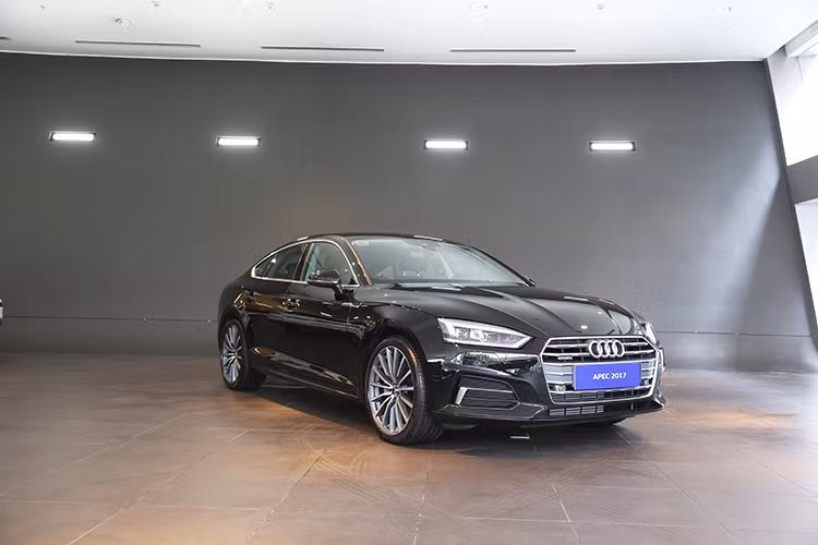 Audi A5 Sportback phiên bản mới chưa từng ra mắt tại Việt Nam, đây là mẫu xe được Audi Việt Nam đưa về phục vụ đưa đón các đại biểu tham dự APEC 2017. Phiên bản Audi A5 APEC 2017 tại Hà Nội này được phát triển dựa trên chiếc A5 Sportback mới nhưng có thiết kế và tuỳ chọn đặc biệt hơn so với phiên bản thương mại được sản xuất đại trà.