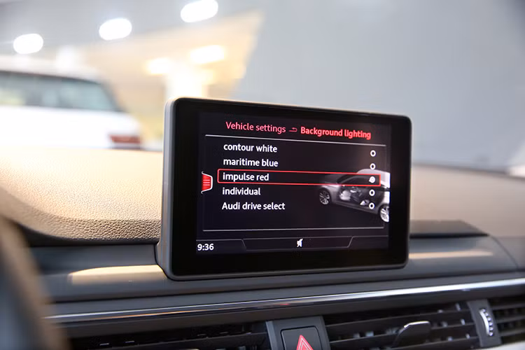 Bảng táp-lô của A5 Sportback cũng có thiết kế không đổi so với A4, với các tùy chọn như đèn chiếu sáng thông minh và bảng đồng hồ kỹ thuật số Virtual Cockpi với màn hình hiển thị đa thông tin 12,3 inch. Hệ thống thông tin giải trí sử dụng một màn hình 8,3 inch trên bảng táp-lô, điều khiển bằng touchpad hay núm xoay trên bệ trung tâm.