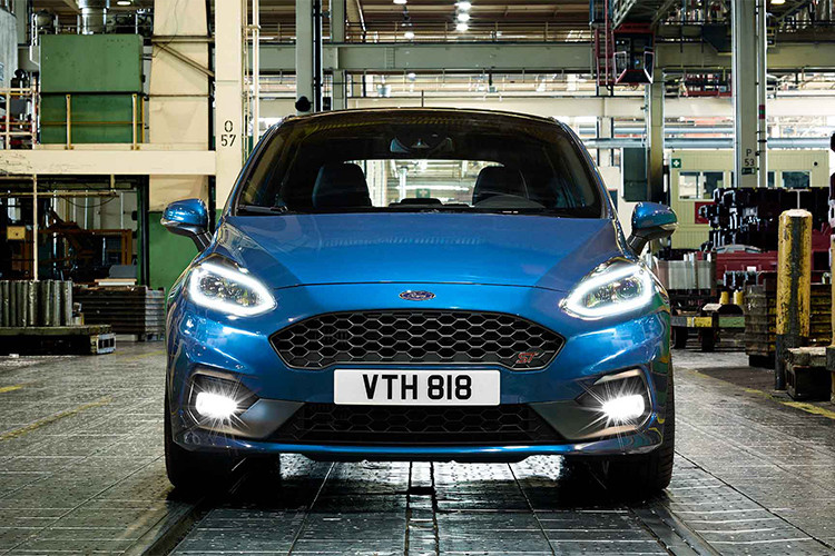 Về động cơ, xe được trang bị động cơ 03 xy-lanh thẳng hàng (I3) dung tích 1.5L tăng áp công nghệ EcoBoost với tính năng ngắt xy-lanh lần đầu tiên được Ford sử dụng trên động cơ 3 xy-lanh với mục đích cải thiện 11% mức tiêu hao nhiên liệu so với mẫu xe tiền nhiệm.