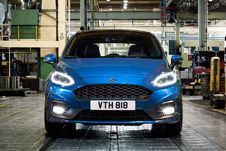 Về động cơ, xe được trang bị động cơ 03 xy-lanh thẳng hàng (I3) dung tích 1.5L tăng áp công nghệ EcoBoost với tính năng ngắt xy-lanh lần đầu tiên được Ford sử dụng trên động cơ 3 xy-lanh với mục đích cải thiện 11% mức tiêu hao nhiên liệu so với mẫu xe tiền nhiệm.