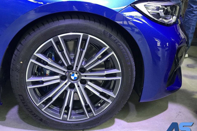 Phía bên hông, BMW trang bị tuỳ chọn mâm xe riêng biệt cho 3-Series 2019 tại Thái Lan với bộ vành 18 inch đa chấu thể thao cho phiên bản M-Sport và vành 18 inch chấu chữ V thanh lịch cho bản Sport tiêu chuẩn. BMW 3-Series 2019 nhẹ hơn 55 kg so với thế hệ cũ nhờ việc xe được sử dụng nhiều chi tiết bằng nhôm như cản trước. Xe có hệ số lực cản không khí chỉ 0,26 Cd, thấp hơn 0,03 Cd so với thế hệ trước.