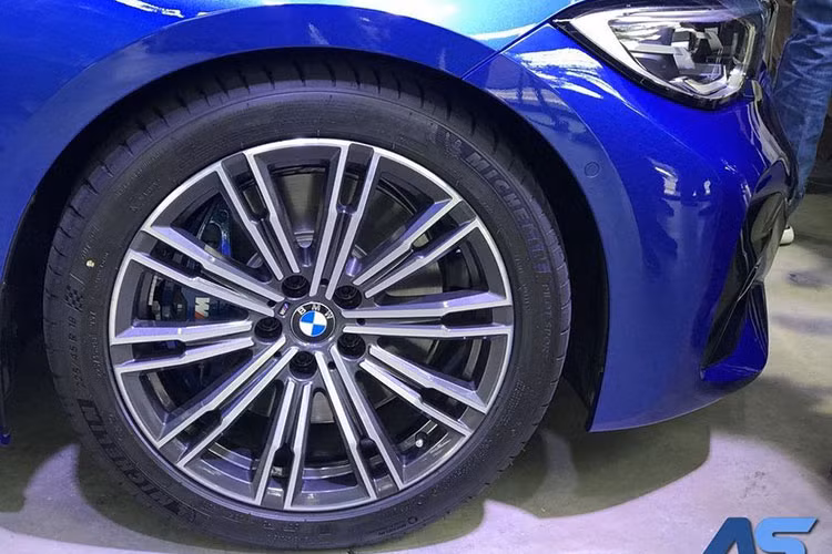 Phía bên hông, BMW trang bị tuỳ chọn mâm xe riêng biệt cho 3-Series 2019 tại Thái Lan với bộ vành 18 inch đa chấu thể thao cho phiên bản M-Sport và vành 18 inch chấu chữ V thanh lịch cho bản Sport tiêu chuẩn. BMW 3-Series 2019 nhẹ hơn 55 kg so với thế hệ cũ nhờ việc xe được sử dụng nhiều chi tiết bằng nhôm như cản trước. Xe có hệ số lực cản không khí chỉ 0,26 Cd, thấp hơn 0,03 Cd so với thế hệ trước.