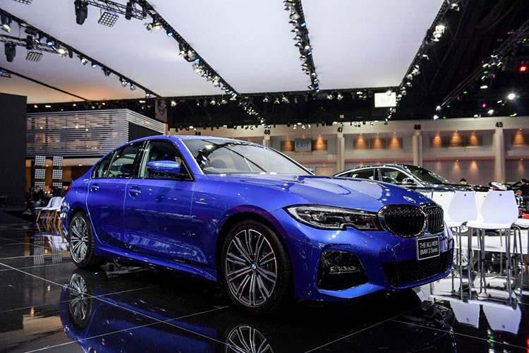 Hãng xe sang Đức công bố mức giá bán BMW 3-Series 2019 với hai phiên bản tại thị trường Thái Lan tương ứng 2,959 triệu Baht (tương đương 2,1 tỷ đồng) cho bản 320d Sport và 3,359 triệu Baht (tương đương 2,46 tỷ đồng) cho bản 330i M Sport. Dự kiến, BMW sẽ đưa 3-Series 2019 về thị trường Việt trong nửa cuối năm 2019.