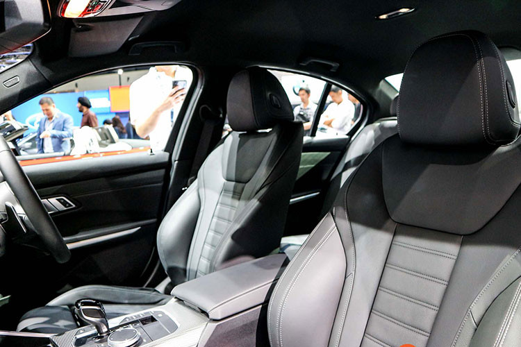 Phía sau vô-lăng là một màn hình LCD kích thước lớn hiển thị đầy đủ mọi thông tin xe với nhiều tuỳ chọn giao diện. Màn hình giải trí trung tâm hướng về phía người lái cũng có kích thước khoảng 9 inch dài và sắc nét. Ngoài ra, BMW 3-Series 2019 còn sở hữu một loạt các trang bị công nghệ đáng giá như sạc không dây, hệ thống điều khiển bằng giọng nói, đèn viền nội thất...