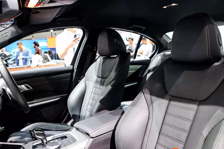 Phía sau vô-lăng là một màn hình LCD kích thước lớn hiển thị đầy đủ mọi thông tin xe với nhiều tuỳ chọn giao diện. Màn hình giải trí trung tâm hướng về phía người lái cũng có kích thước khoảng 9 inch dài và sắc nét. Ngoài ra, BMW 3-Series 2019 còn sở hữu một loạt các trang bị công nghệ đáng giá như sạc không dây, hệ thống điều khiển bằng giọng nói, đèn viền nội thất...