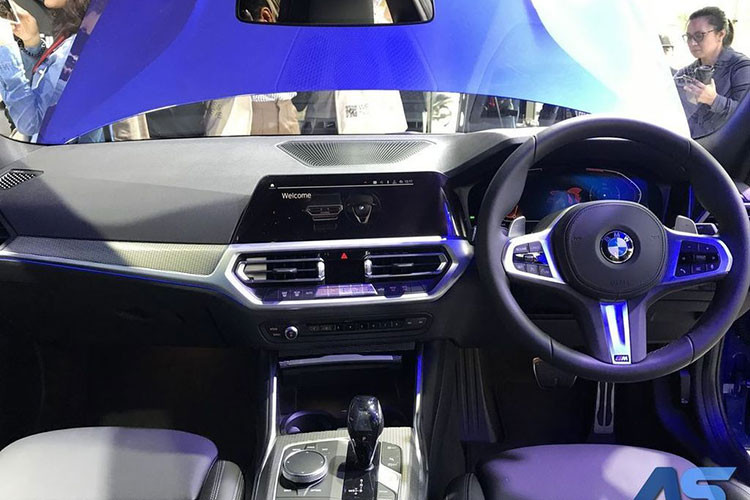 Bước vào không gian nội thất, BMW 3-Series 2019 sở hữu khoang cabin với thiết kế mượt mà pha trộn thể thao, gợi cảm. Vật liệu cấu thành chủ yếu nên khoang nội thất của 3-Series 2019 là da và kim loại. Mặt táp-lô được làm bằng nhôm phay xước giả vân carbon ấn tượng. Cần số kiểu mới giống "đàn anh" BMW X7. Vô-lăng bọc da 3 chấu kiểu thể thao.