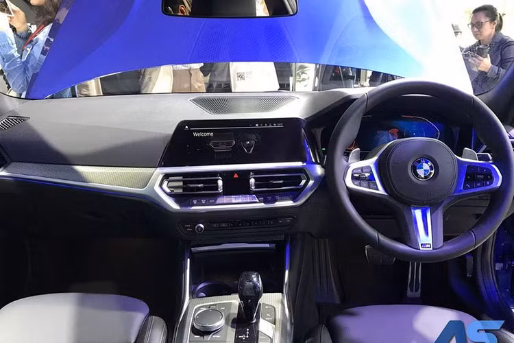 Bước vào không gian nội thất, BMW 3-Series 2019 sở hữu khoang cabin với thiết kế mượt mà pha trộn thể thao, gợi cảm. Vật liệu cấu thành chủ yếu nên khoang nội thất của 3-Series 2019 là da và kim loại. Mặt táp-lô được làm bằng nhôm phay xước giả vân carbon ấn tượng. Cần số kiểu mới giống "đàn anh" BMW X7. Vô-lăng bọc da 3 chấu kiểu thể thao.