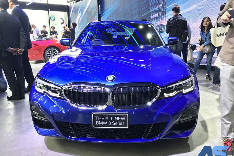 Cụ thể, 3-Series 2019 có 2 phiên bản là 320d Sport và 330i M Sport. Về thiết kế ngoại thất, có thể khẳng định 3-Series 2019 sở hữu một phong cách thiết kế đầy trẻ trung và hiện đại. Mẫu xe sang cỡ nhỏ của gia đình BMW đã trút bỏ hoàn toàn vẻ mềm mại và "nhờ nhờ" trên thế hệ cũ để thay bằng "bộ cánh" gân guốc và dữ dội hơn.