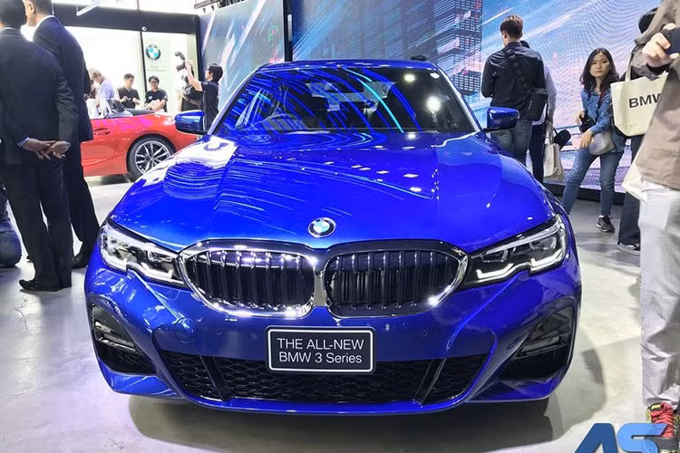 Cụ thể, 3-Series 2019 có 2 phiên bản là 320d Sport và 330i M Sport. Về thiết kế ngoại thất, có thể khẳng định 3-Series 2019 sở hữu một phong cách thiết kế đầy trẻ trung và hiện đại. Mẫu xe sang cỡ nhỏ của gia đình BMW đã trút bỏ hoàn toàn vẻ mềm mại và "nhờ nhờ" trên thế hệ cũ để thay bằng "bộ cánh" gân guốc và dữ dội hơn.
