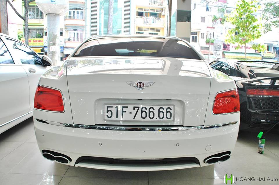 Ngoại thất xe siêu sang Bentley biển cực đẹp "tứ quý" 6 đang được rao bán mang màu trắng Glacier. Xe được trang bị lưới tản nhiệt dạng mắt cáo, đèn pha kép tròn với bóng đèn trang bị dạng full led, cửa sổ trời...