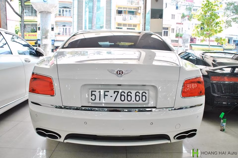 Ngoại thất xe siêu sang Bentley biển cực đẹp "tứ quý" 6 đang được rao bán mang màu trắng Glacier. Xe được trang bị lưới tản nhiệt dạng mắt cáo, đèn pha kép tròn với bóng đèn trang bị dạng full led, cửa sổ trời...