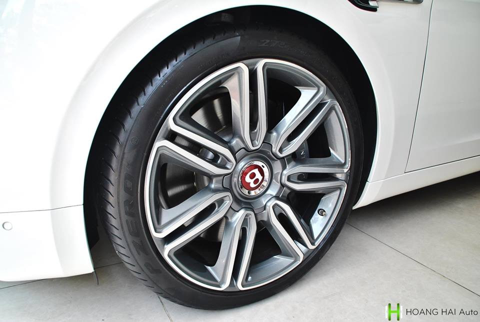 Thuộc phiên bản V8 nên logo chữ B màu trắng trước đầu xe có nền sơn màu đỏ. Chi tiết này cũng được thể hiện qua chụp mâm ở 4 bánh xe và logo phía sau Bentley Flying Spur V8. Ngoài ra, để tạo sự khác biệt so với phiên bản W12, Bentley Flying Spur V8 còn được trang bị ống xả kép thay cho kiểu oval.