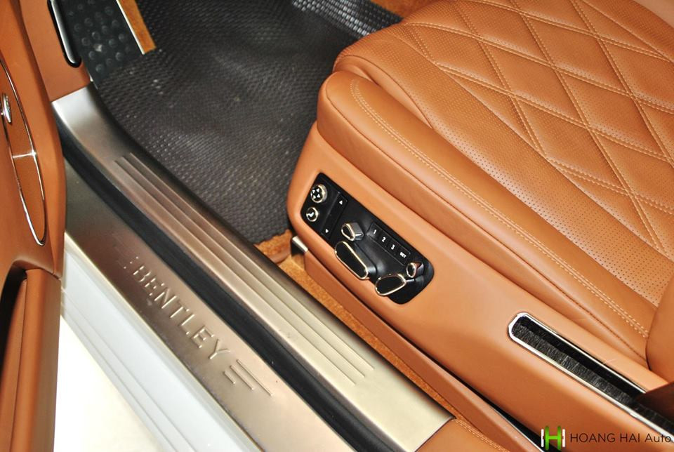 Tất cả các ghế ngồi trên chiếc xe siêu sang Bentley Flying Spur V8 biển cực đẹp "tứ quý" 6 đang được rao bán tại TP HCM đều được trang bị tính năng sưởi mà massage. Ghế trước còn có 2 gối trang bị thêm, màu gối "tông xuyệt tông" với nội thất của xe.