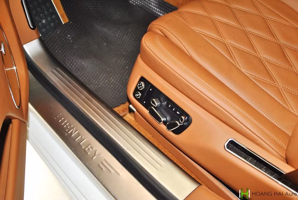 Tất cả các ghế ngồi trên chiếc xe siêu sang Bentley Flying Spur V8 biển cực đẹp "tứ quý" 6 đang được rao bán tại TP HCM đều được trang bị tính năng sưởi mà massage. Ghế trước còn có 2 gối trang bị thêm, màu gối "tông xuyệt tông" với nội thất của xe.