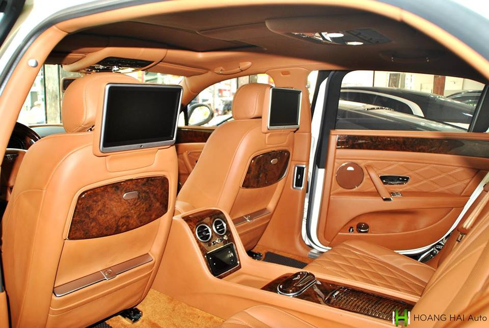 Hàng ghế sau của xe có màn hình giải trí riêng được gắn phía sau ghế trước, bảng điểu khiển hệ thống giải trí này cũng xuất hiện ở giữa hàng ghế sau. Ngoài ra, chiếc Bentley Flying Spur V8 biển "tứ quý" 6 còn có trang bị điện thoại và tủ lạnh đặt giữa 2 hàng ghế sau.