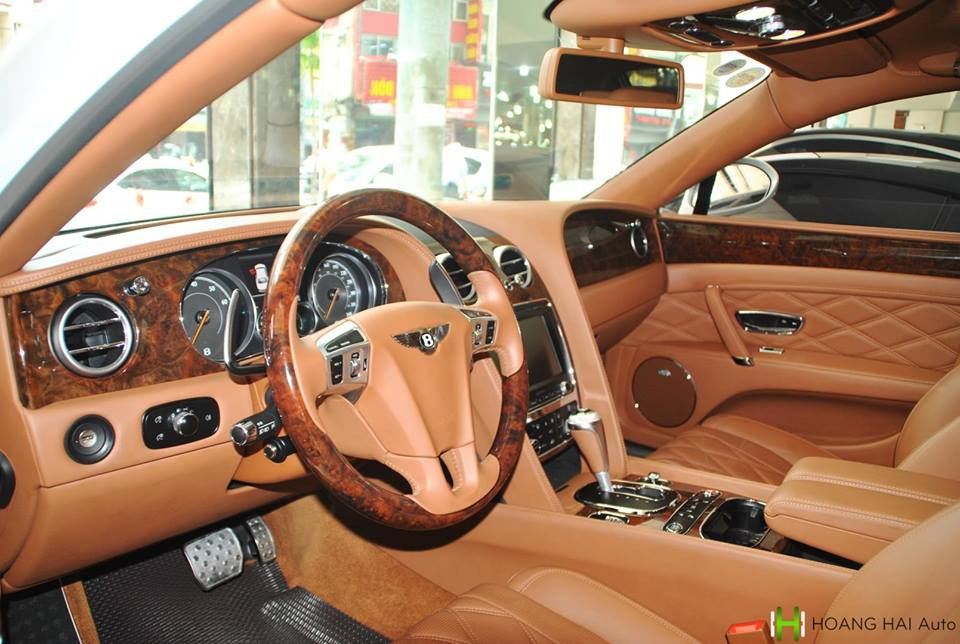 Trong khi đó, nội thất của xe có màu nâu nhạt kết hợp cùng nhiều chi tiết mạ crôm sáng bóng và ốp gỗ quý hiếm tạo nên vẻ sang trọng và quý tộc cho Bentley Flying Spur V8. Các tuỳ chọn bên trong khoang lái chiếc Bentley Flying Spur V8 biển kiểm soát "tứ quý" 6 đang được rao bán bao gồm "rạp hát" của Nami với 14 loa, công suất 1.100 W.