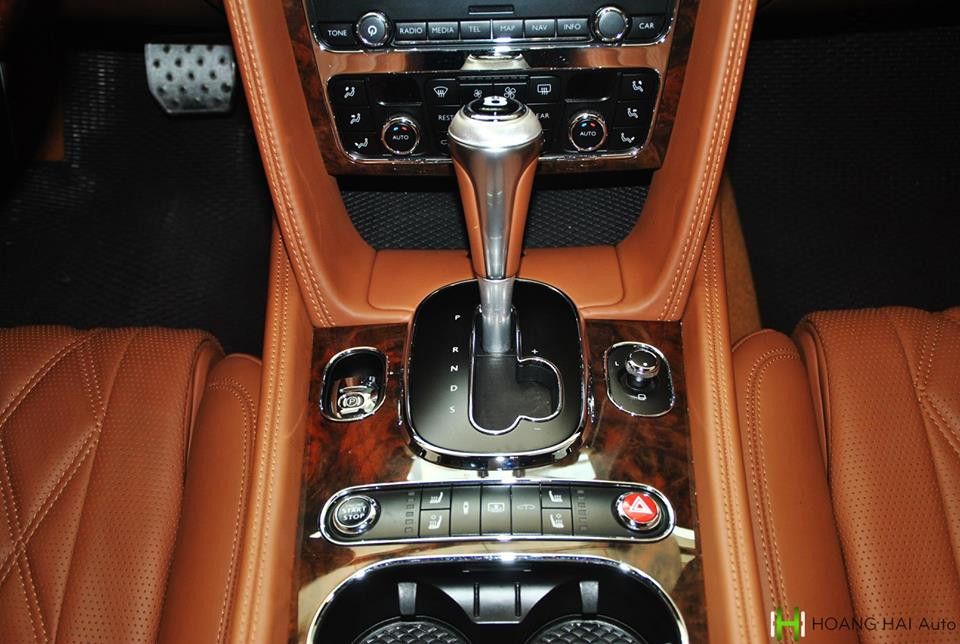 Sức mạnh của mẫu siêu xe sang Bentley Flying Spur V8 này sẽ được truyền tới bánh thông qua hộp số tự động ZF 8 cấp, nhờ đó, chiếc xe siêu sang này chỉ mất khoảng thời gian 5 giây để tăng tốc lên 100 km/h từ vị trí xuất phát trước khi đạt tốc độ tối đa 294 km/h.