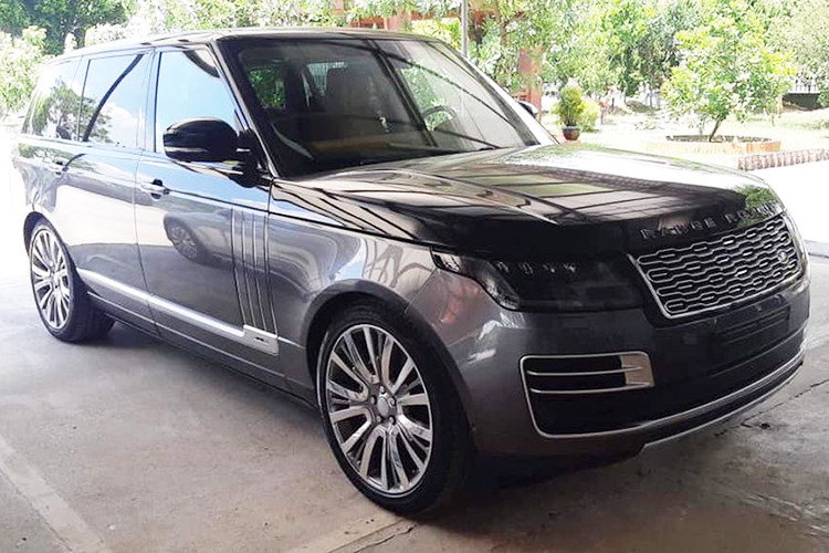 Vào giữa tháng 7 vừa qua, một chiếc SUV hạng sang Range Rover SVAutobiography đời 2019 đã được công ty nhập khẩu tư nhân Hà Nội khui công thu hút không ít sự chú ý của giới mê xe. Đây là dòng xe mạnh mẽ và đắt nhất của Range Rover tại Việt Nam.