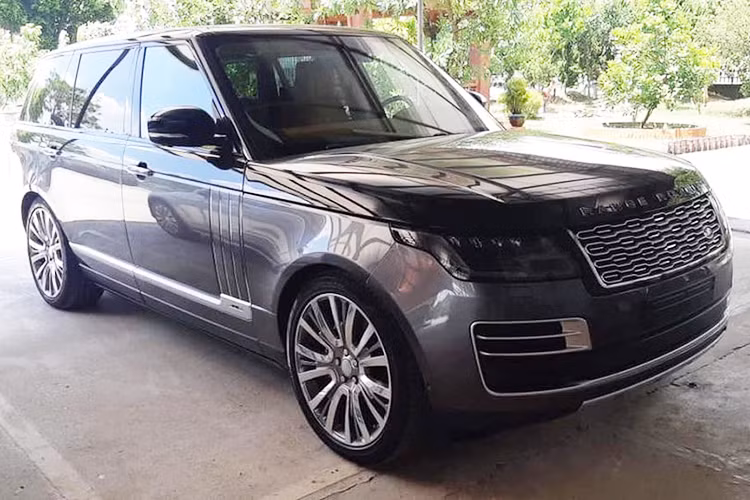 Vào giữa tháng 7 vừa qua, một chiếc SUV hạng sang Range Rover SVAutobiography đời 2019 đã được công ty nhập khẩu tư nhân Hà Nội khui công thu hút không ít sự chú ý của giới mê xe. Đây là dòng xe mạnh mẽ và đắt nhất của Range Rover tại Việt Nam.