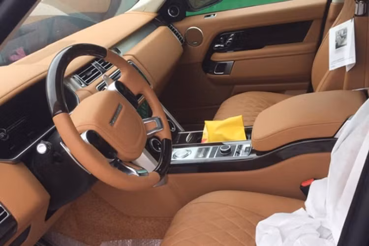 Ngoại thất chiếc SUV hạng sang Range Rover SVAutobiography 2019 mới xuất hiện tại Hà Nam có màu sơn xám lông chuột ở nửa thân dưới, nửa thân trên sơn màu đen bóng. Ngoại hình xe còn có nhiều chi tiết mạ crôm sáng bóng hoặc bằng bạc. Bộ mâm đa chấu kép sơn hai tông màu tương phản là bạc và xám tro. Nội thất xe bọc màu da bò.