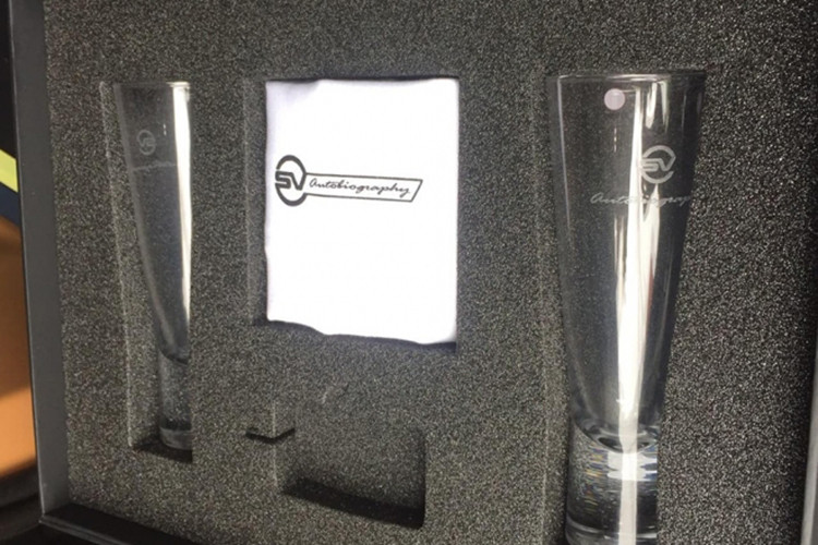 Range Rover SVAutobiography 2019 không chỉ là chiếc xe đắt nhất, nội thất xa hoa mà còn sở hữu khối động cơ "khủng". Xe được trang bị "trái tim" V8, dung tích 5.0 lít, siêu nạp sản sinh ra công suất tối đa 565 mã lực và mô-men xoắn cực đại 700 Nm. Động cơ kết hợp cùng hộp số tự động 8 cấp giúp xe tăng tốc từ vị trí xuất phát lên 100 km/h chỉ trong thời gian 5,2 giây trước khi đạt tốc độ tối đa lên tới 225 km/h. Mức tiêu thụ nhiên liệu kết hợp là 12,8 lít/100 km.