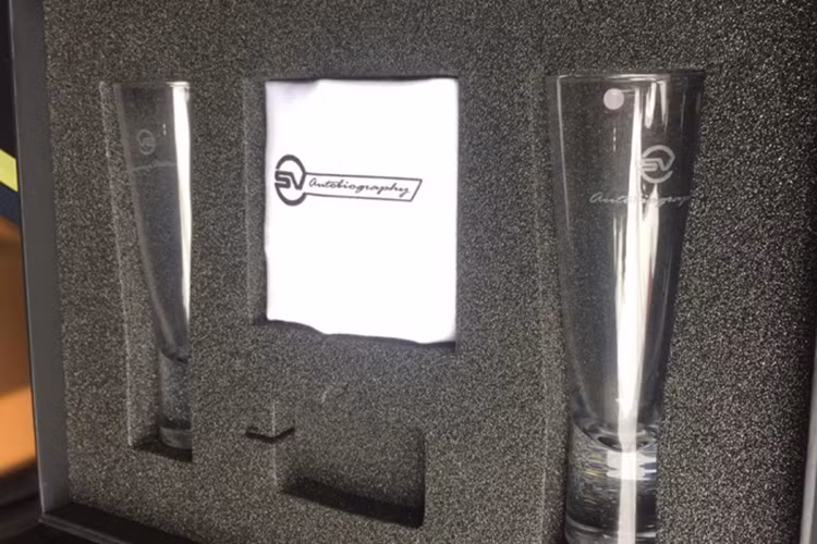 Range Rover SVAutobiography 2019 không chỉ là chiếc xe đắt nhất, nội thất xa hoa mà còn sở hữu khối động cơ "khủng". Xe được trang bị "trái tim" V8, dung tích 5.0 lít, siêu nạp sản sinh ra công suất tối đa 565 mã lực và mô-men xoắn cực đại 700 Nm. Động cơ kết hợp cùng hộp số tự động 8 cấp giúp xe tăng tốc từ vị trí xuất phát lên 100 km/h chỉ trong thời gian 5,2 giây trước khi đạt tốc độ tối đa lên tới 225 km/h. Mức tiêu thụ nhiên liệu kết hợp là 12,8 lít/100 km.