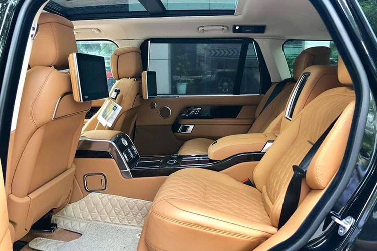 Bên trong khoang lái của Range Rover SVAutobiography 2019 còn có các trang bị nổi bật như hệ thống giải trí InControl Touch Pro Duo sử dụng 2 màn hình cảm ứng 10 inch trên bảng điều khiển trung tâm. Hàng ghế sau có thêm 2 màn hình giải trí, đồng hồ Zenith. Mỗi chiếc xe có thêm cặp ly khắc dòng chữ SVAutobiography.