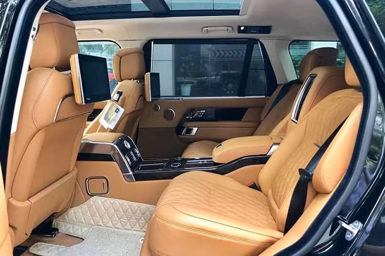 Bên trong khoang lái của Range Rover SVAutobiography 2019 còn có các trang bị nổi bật như hệ thống giải trí InControl Touch Pro Duo sử dụng 2 màn hình cảm ứng 10 inch trên bảng điều khiển trung tâm. Hàng ghế sau có thêm 2 màn hình giải trí, đồng hồ Zenith. Mỗi chiếc xe có thêm cặp ly khắc dòng chữ SVAutobiography.