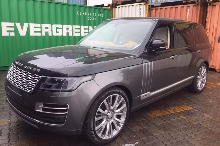 Theo giới thạo tin, giá xe Range Rover SVAutobiography 2019 ở các công ty nhập khẩu tư nhân được chào bán gần 20 tỷ đồng. Hiện chưa có thông tin gì về việc phiên bản Range Rover SVAutobiography 2019 sẽ được phân phối chính hãng tại thị trường Việt Nam.